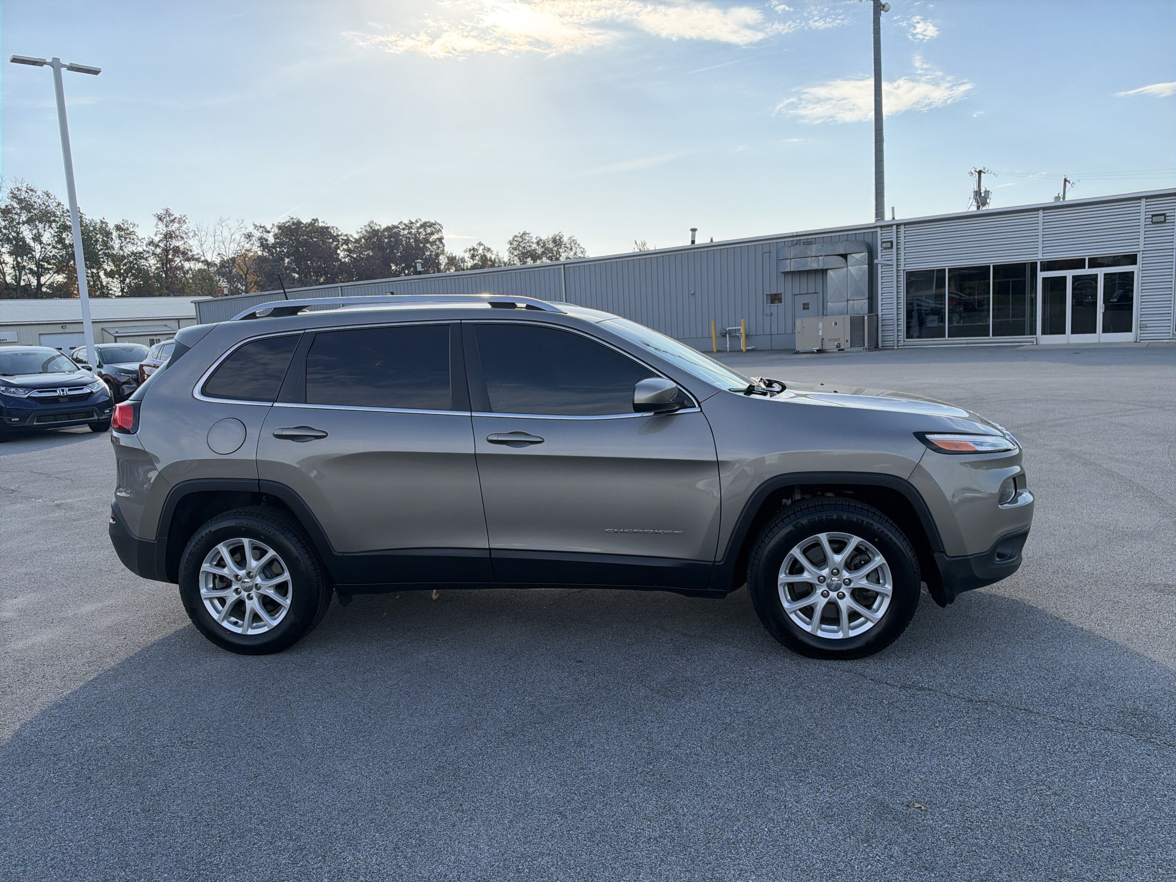 Used 2017 Jeep Cherokee Latitude w/ Cold Weather Group AWD/4WD image 6