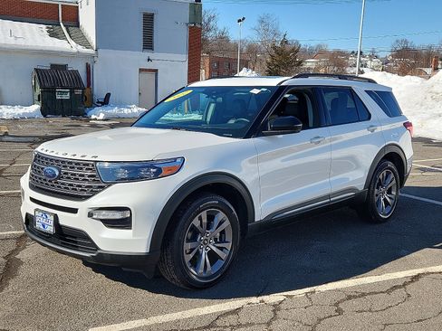 Used 2022 Ford Explorer XLT w/ Equipment Group 202A image 3