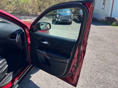 Used 2019 Jeep Cherokee Latitude Plus w/ Cold Weather Group image 14