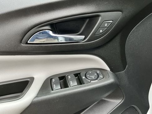 Used 2021 Chevrolet Equinox LS image 17