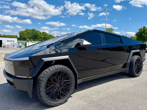 Used 2025 Tesla Cybertruck AWD Crew Cab image 3
