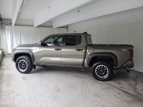 Used 2024 Toyota Tacoma TRD Off-Road w/ TRD Off Road Premium Package AWD/4WD image 25