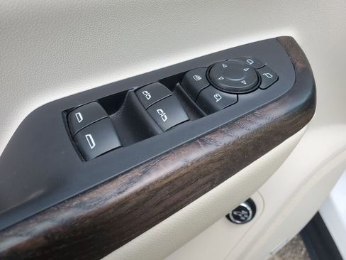 Used 2021 GMC Acadia Denali w/ Denali Technology Package image 25