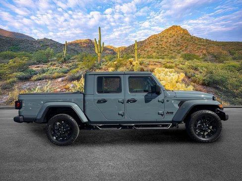 Used 2025 Jeep Gladiator Sport AWD/4WD image 3