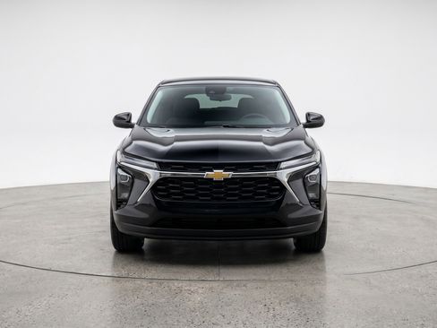 Used 2025 Chevrolet Blazer LT FWD image 2