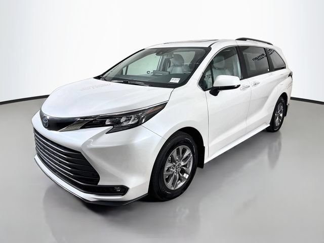 Used 2025 Toyota Sienna XLE FWD image 3