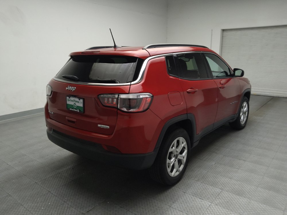 Used 2025 Jeep Compass Latitude w/ Sun & Sound Group AWD/4WD image 9