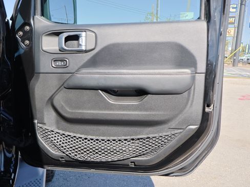 Used 2019 Jeep Wrangler Unlimited Sahara image 34