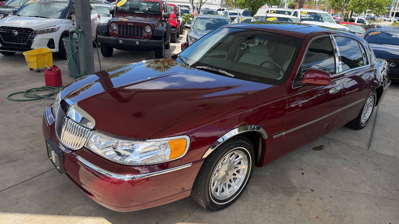 Used 1999 Lincoln Town Car Signature RWD image 1