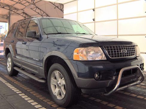 Used 2004 Ford Explorer XLT image 3