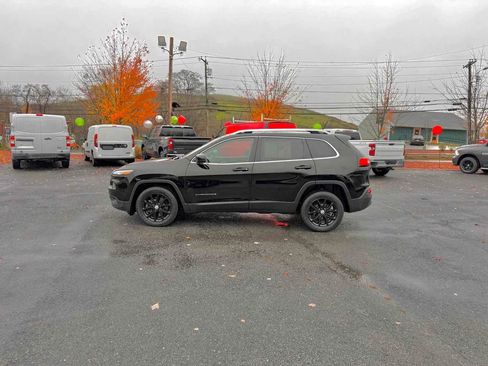 Used 2018 Jeep Cherokee Latitude w/ Safety Group image 4