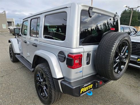 Used 2022 Jeep Wrangler Unlimited Sahara image 3