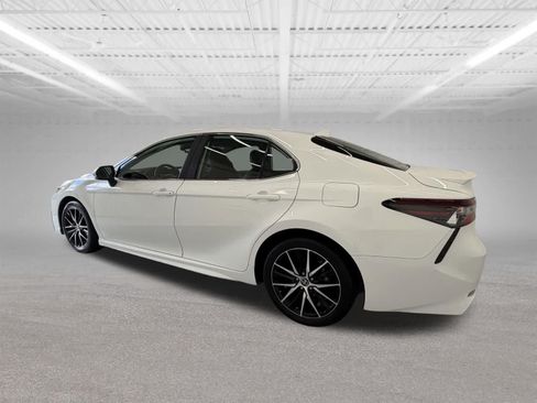 Used 2022 Toyota Camry SE w/ Cold Weather Package AWD/4WD image 3