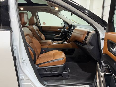 Used 2025 Nissan Pathfinder Platinum AWD/4WD image 28