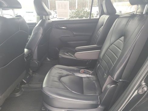 Used 2023 Toyota Highlander XLE image 13