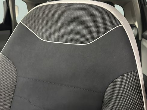 Certified 2025 Volkswagen Taos SE image 18