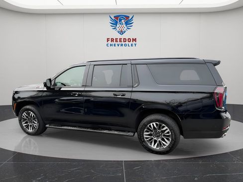 Used 2025 Chevrolet Suburban Z71 image 3