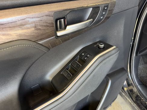 Used 2023 Toyota Highlander Platinum image 14