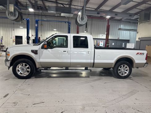 Used 2010 Ford F250 Lariat image 2