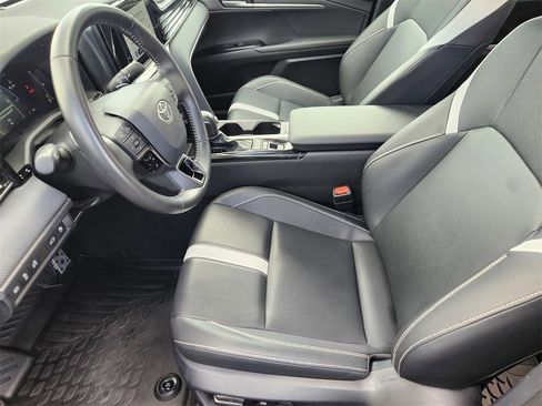 Used 2025 Toyota Camry SE image 11