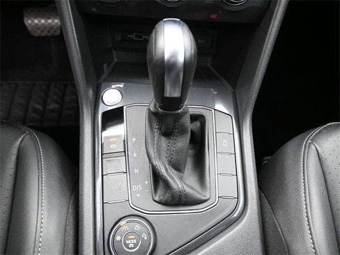 Used 2020 Volkswagen Tiguan SE w/ Panoramic Sunroof Package image 25