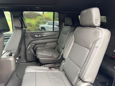 Used 2021 GMC Yukon XL Denali w/ Denali Premium Package image 12