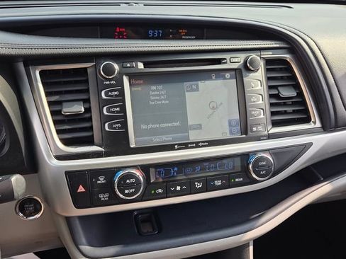 Used 2019 Toyota Highlander XLE FWD image 17