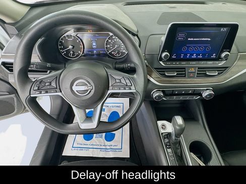 Used 2025 Nissan Altima 2.5 SV FWD image 12