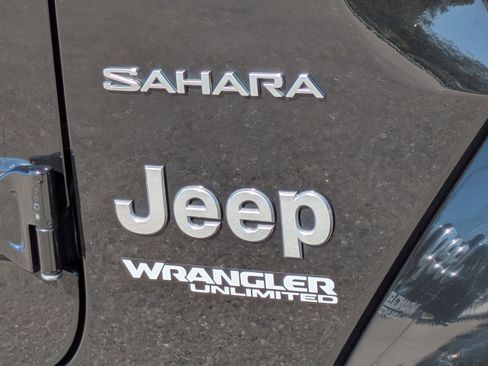 Used 2018 Jeep Wrangler Unlimited Sahara w/ Safety Group image 14