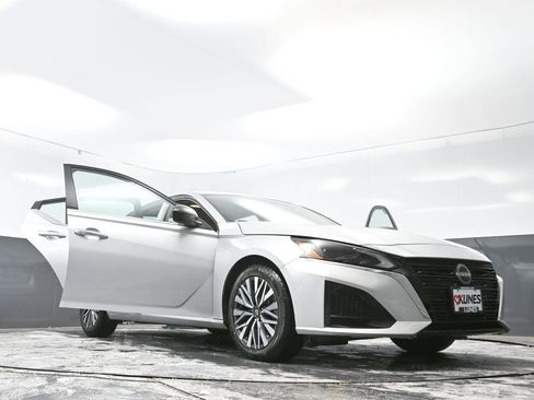 Used 2024 Nissan Altima 2.5 SV image 73