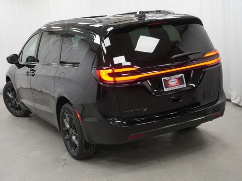 New 2026 Chrysler Pacifica Limited image 11