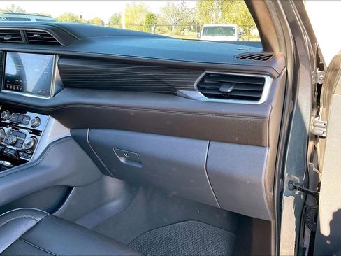 Used 2021 GMC Yukon Denali w/ Denali Premium Package image 18