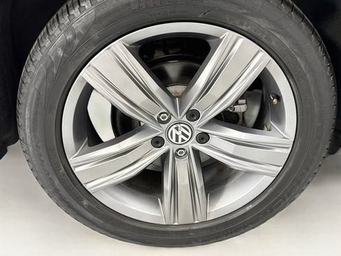 Used 2021 Volkswagen Tiguan SEL FWD image 32