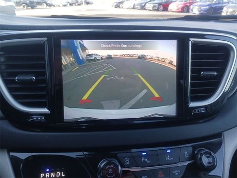 Used 2024 Chrysler Pacifica Touring-L image 21