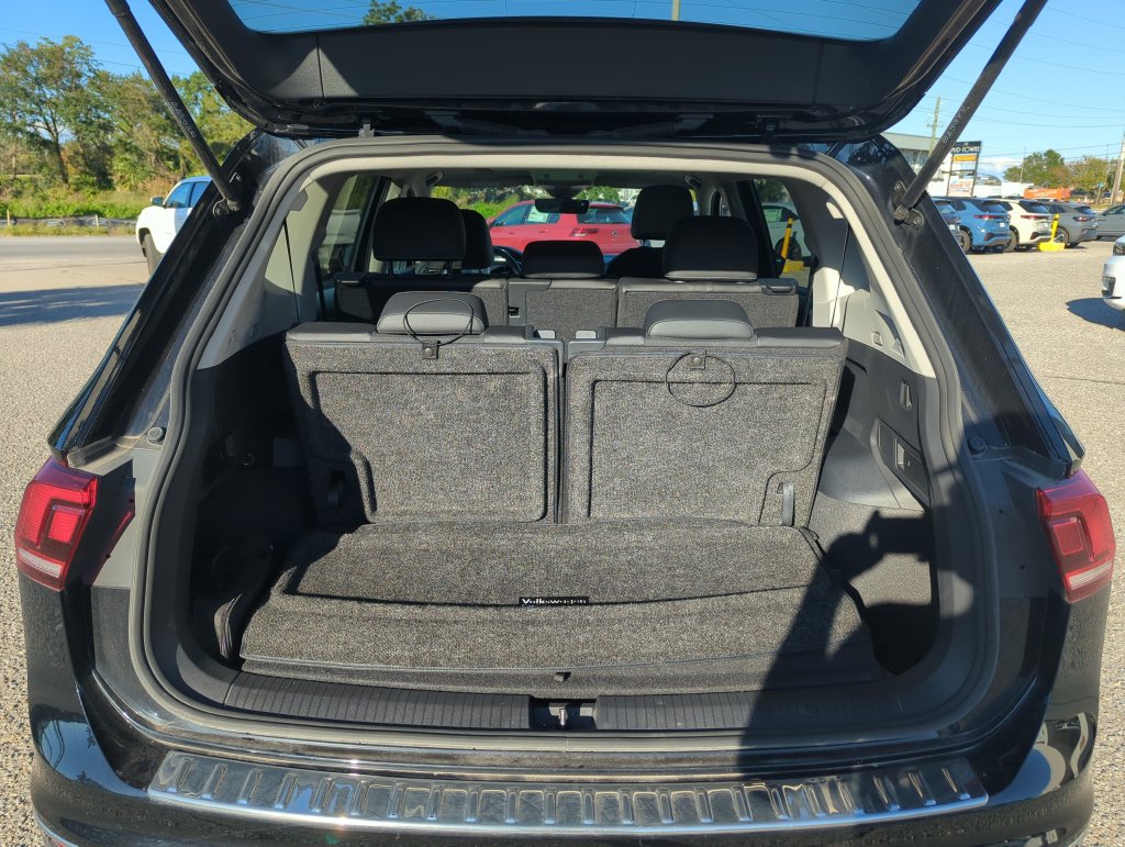 Used 2023 Volkswagen Tiguan SE w/ Panoramic Sunroof Package FWD image 29