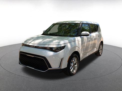 Used 2025 Kia Soul LX w/ LX Technology Package image 3