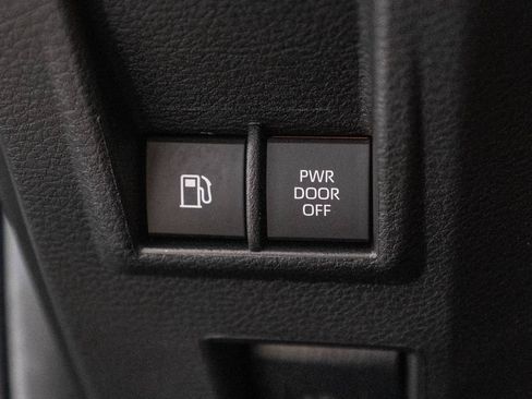 Certified 2025 Toyota Sienna LE FWD image 23