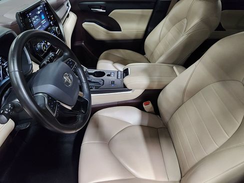 Used 2021 Toyota Highlander XLE FWD image 29
