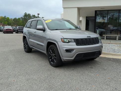 Used 2019 Jeep Grand Cherokee Altitude image 2