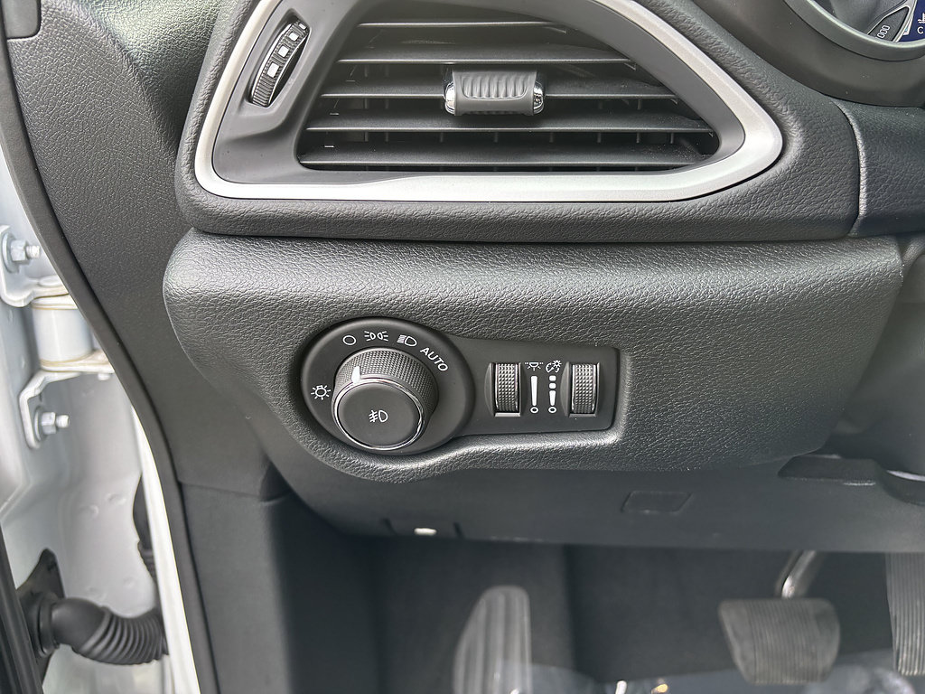Used 2025 Chrysler Pacifica Select FWD image 28