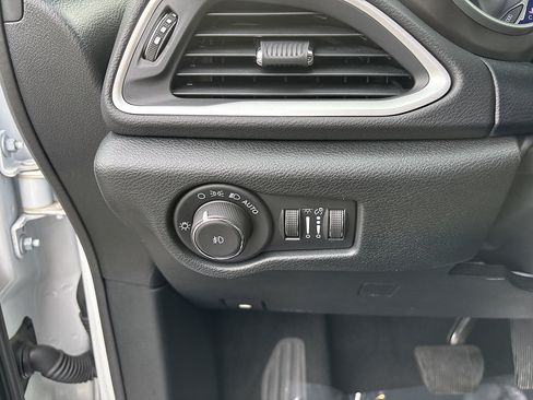 Used 2025 Chrysler Pacifica Select FWD image 28