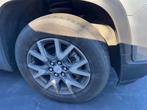 Used 2023 GMC Acadia SLT w/ Technology Package image 2