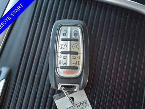Used 2024 Chrysler Pacifica Touring-L FWD image 5
