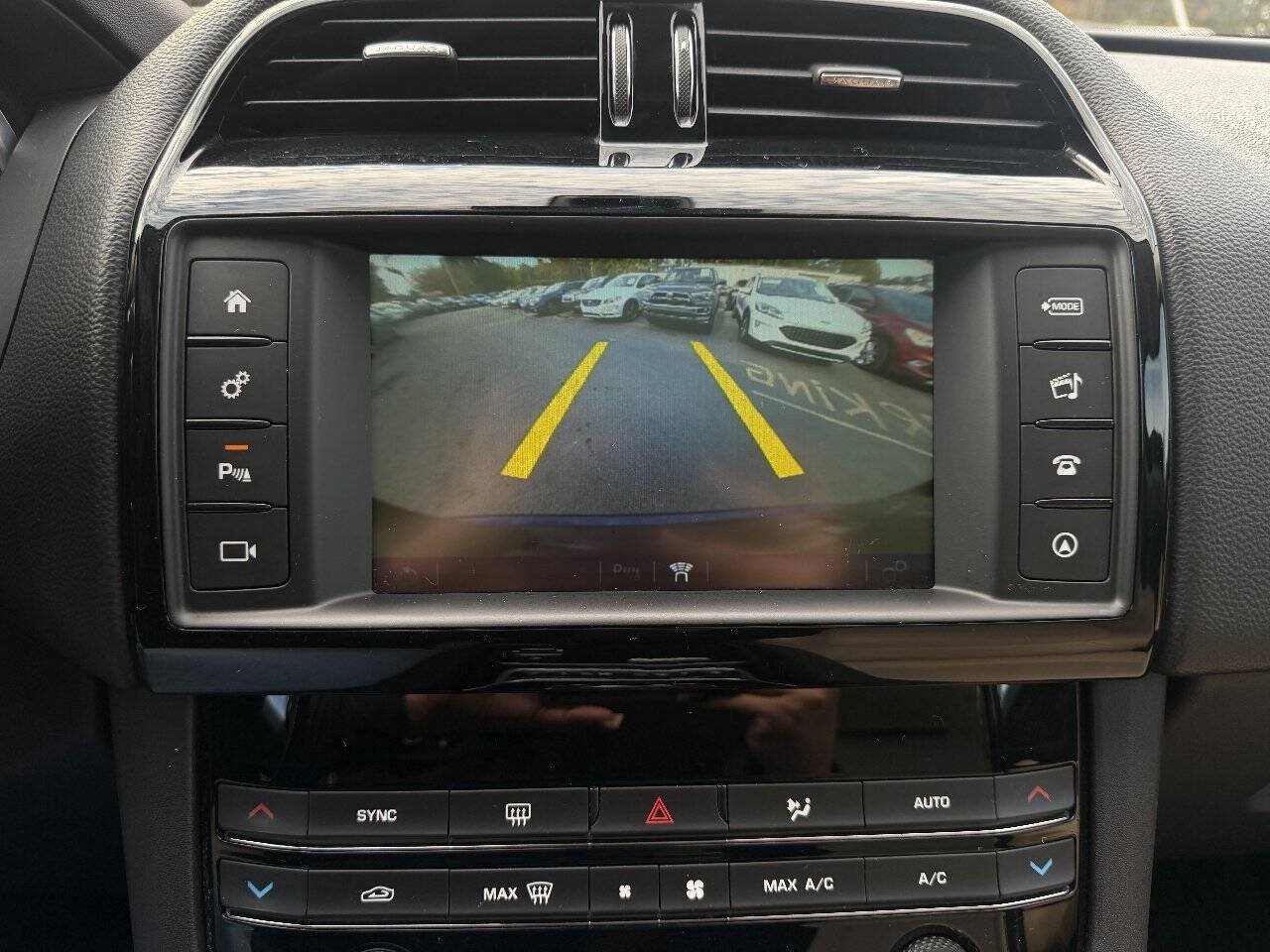 Used 2018 Jaguar F-PACE Premium AWD/4WD image 15