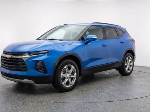 Used 2025 Chevrolet Blazer LT image 3