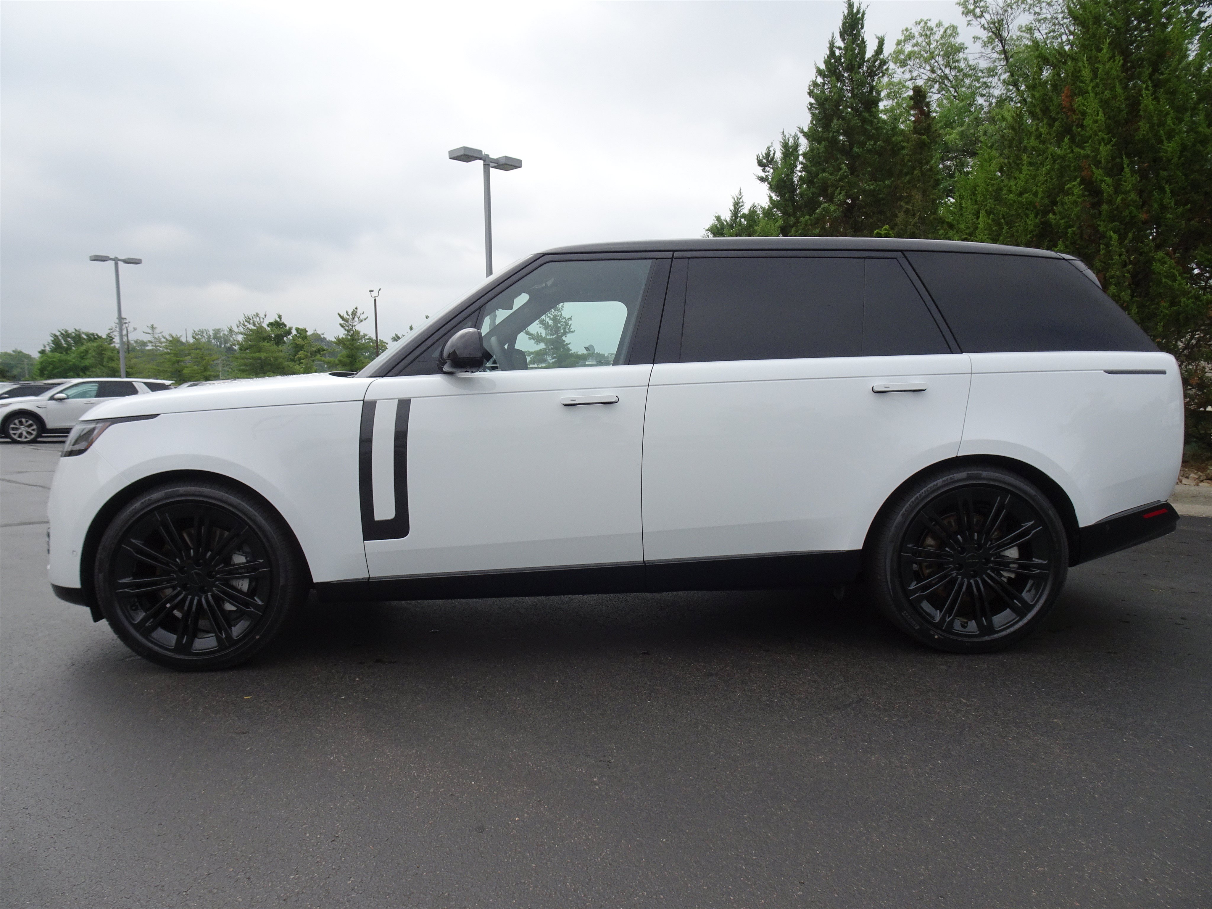 New 2026 Land Rover Range Rover Long Wheelbase SE AWD/4WD image 9