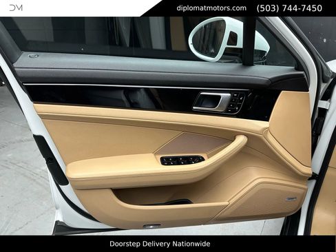 Used 2018 Porsche Panamera 4 image 32