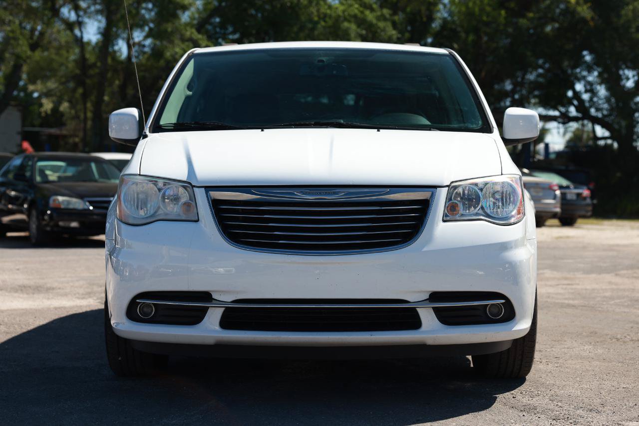 Used 2015 Chrysler Town & Country Touring FWD image 17
