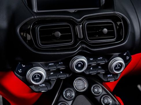 Used 2021 Aston Martin V8 Vantage Convertible image 35