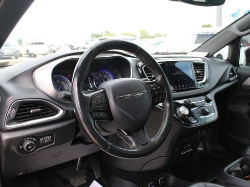 Used 2019 Chrysler Pacifica Touring-L Plus w/ S Appearance Package FWD image 2
